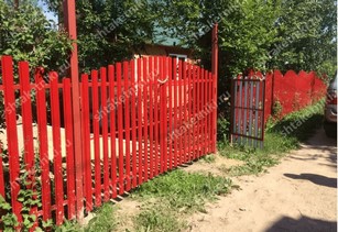 Забор евроштакетник горокой в Тюмени цвет рубин