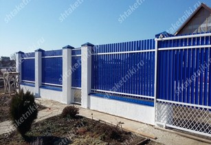 Фото забора из синего штакетника в Тюмени